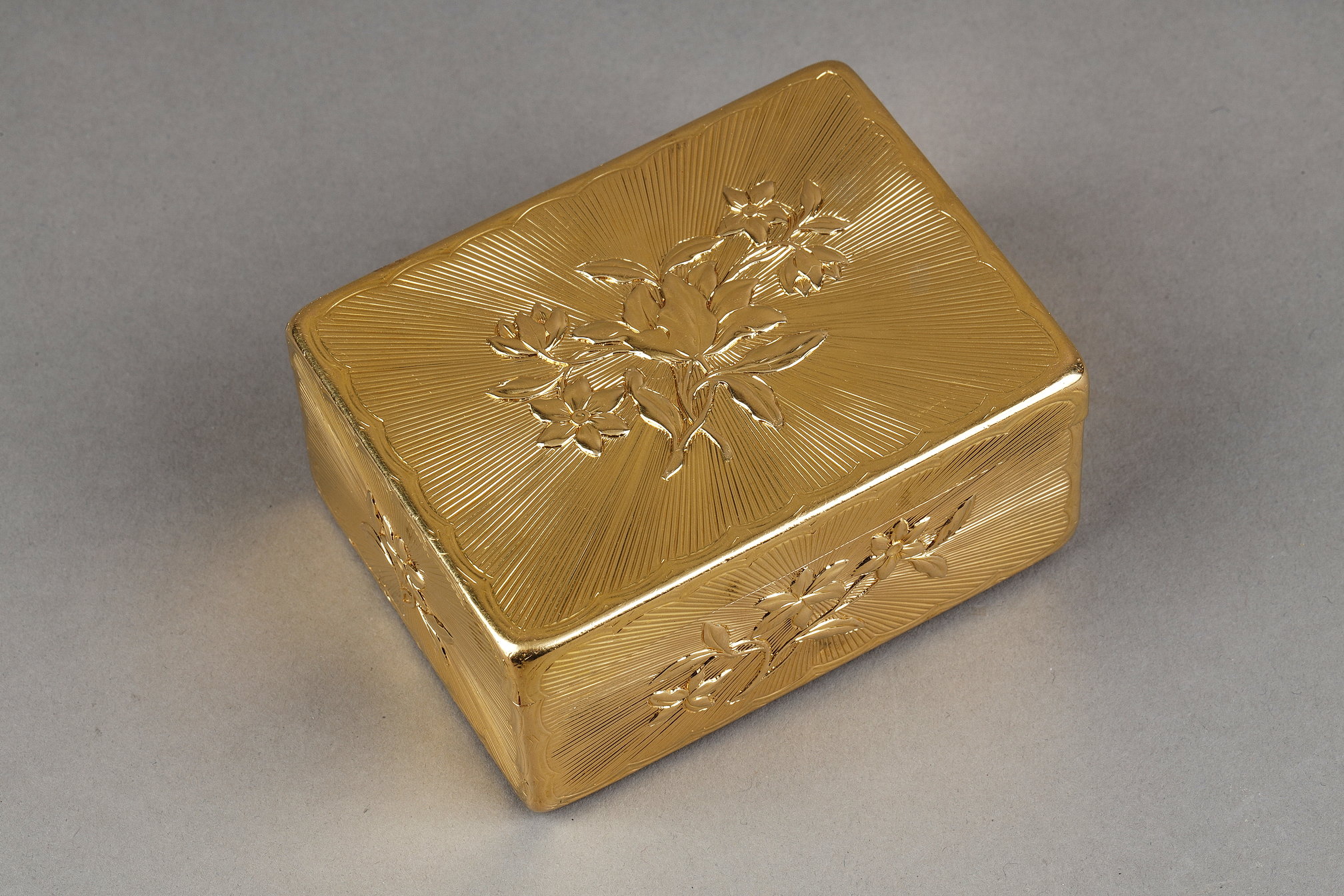 Louis XV rectangular gold snuffbox by Julien Berthe